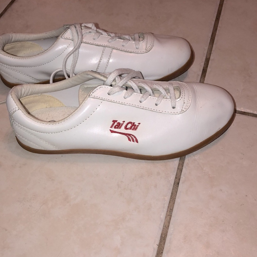 Prwnd Do win - tai chi white sneakers w red logo size 39- US 8.5 unisex